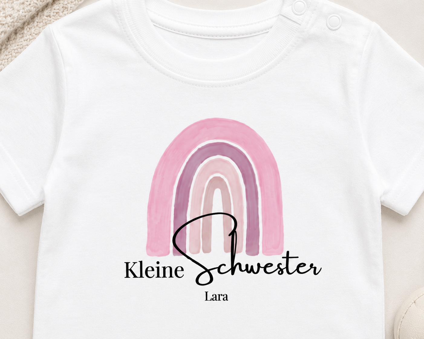 Kleine Schwester -personalisierbar- Baby T-Shirt