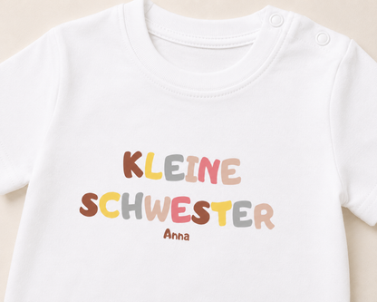 Kleine Schwester -personalisierbar- Baby T-Shirt