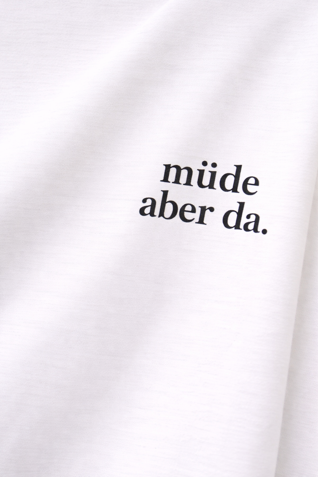 müde aber da. Ehrliches Mama Statement Shirt