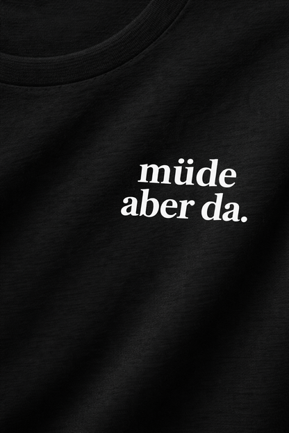 müde aber da. Ehrliches Mama Statement Shirt