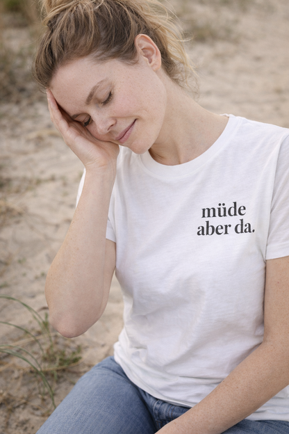 müde aber da. Ehrliches Mama Statement Shirt