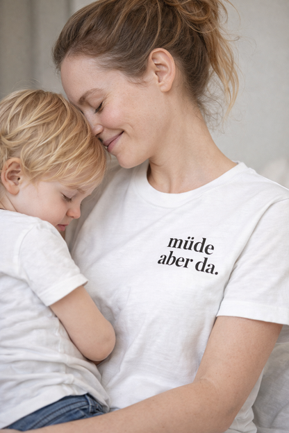müde aber da. Ehrliches Mama Statement Shirt